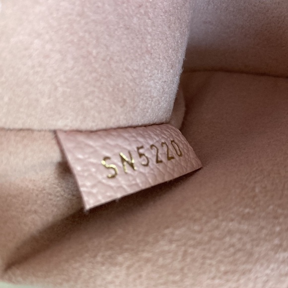 LOUIS Vuitton By The Pool Marshmallow Hobo - Picture 11 of 14